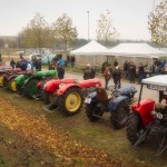 Das 25. Traktorrennen startete wieder pünktlich zum Faschingsbeginn um 11:11 "In Wiesen" am Sportplatz Wolkersdorf. Trotz Kälte und etwas Nebel kamen zahlreiche Besucher um die 19 Traktoren in Action zu sehen. Ungewollte Action gab es für einen Teilnehmer, dem in einer Kurve der Traktor gefährlich zu kippen begann. Geistesgegenwärtig sprang er sofort ab. Leider fuhr der Traktor mit voller Geschwindigkeit unkontrolliert Richtung Straße, wo ein Polizeiauto parkte. Zum Glück stoppte ihn ein dazwischen stehender Baum. Ein Polizeibeamter stoppte sofort den Motor. Zum Glück  hält sich der Schaden in Grenzen. Der Baum wurde händisch wieder aufgerichtet und am Traktor ist ein Scheinwerfer kaputt.