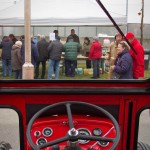 Das 25. Traktorrennen startete wieder pünktlich zum Faschingsbeginn um 11:11 "In Wiesen" am Sportplatz Wolkersdorf. Trotz Kälte und etwas Nebel kamen zahlreiche Besucher um die 19 Traktoren in Action zu sehen. Ungewollte Action gab es für einen Teilnehmer, dem in einer Kurve der Traktor gefährlich zu kippen begann. Geistesgegenwärtig sprang er sofort ab. Leider fuhr der Traktor mit voller Geschwindigkeit unkontrolliert Richtung Straße, wo ein Polizeiauto parkte. Zum Glück stoppte ihn ein dazwischen stehender Baum. Ein Polizeibeamter stoppte sofort den Motor. Zum Glück  hält sich der Schaden in Grenzen. Der Baum wurde händisch wieder aufgerichtet und am Traktor ist ein Scheinwerfer kaputt.