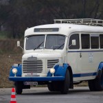 Das 25. Traktorrennen startete wieder pünktlich zum Faschingsbeginn um 11:11 "In Wiesen" am Sportplatz Wolkersdorf. Trotz Kälte und etwas Nebel kamen zahlreiche Besucher um die 19 Traktoren in Action zu sehen. Ungewollte Action gab es für einen Teilnehmer, dem in einer Kurve der Traktor gefährlich zu kippen begann. Geistesgegenwärtig sprang er sofort ab. Leider fuhr der Traktor mit voller Geschwindigkeit unkontrolliert Richtung Straße, wo ein Polizeiauto parkte. Zum Glück stoppte ihn ein dazwischen stehender Baum. Ein Polizeibeamter stoppte sofort den Motor. Zum Glück  hält sich der Schaden in Grenzen. Der Baum wurde händisch wieder aufgerichtet und am Traktor ist ein Scheinwerfer kaputt.