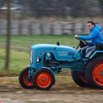 Das 25. Traktorrennen startete wieder pünktlich zum Faschingsbeginn um 11:11 "In Wiesen" am Sportplatz Wolkersdorf. Trotz Kälte und etwas Nebel kamen zahlreiche Besucher um die 19 Traktoren in Action zu sehen. Ungewollte Action gab es für einen Teilnehmer, dem in einer Kurve der Traktor gefährlich zu kippen begann. Geistesgegenwärtig sprang er sofort ab. Leider fuhr der Traktor mit voller Geschwindigkeit unkontrolliert Richtung Straße, wo ein Polizeiauto parkte. Zum Glück stoppte ihn ein dazwischen stehender Baum. Ein Polizeibeamter stoppte sofort den Motor. Zum Glück  hält sich der Schaden in Grenzen. Der Baum wurde händisch wieder aufgerichtet und am Traktor ist ein Scheinwerfer kaputt.