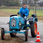 Das 25. Traktorrennen startete wieder pünktlich zum Faschingsbeginn um 11:11 "In Wiesen" am Sportplatz Wolkersdorf. Trotz Kälte und etwas Nebel kamen zahlreiche Besucher um die 19 Traktoren in Action zu sehen. Ungewollte Action gab es für einen Teilnehmer, dem in einer Kurve der Traktor gefährlich zu kippen begann. Geistesgegenwärtig sprang er sofort ab. Leider fuhr der Traktor mit voller Geschwindigkeit unkontrolliert Richtung Straße, wo ein Polizeiauto parkte. Zum Glück stoppte ihn ein dazwischen stehender Baum. Ein Polizeibeamter stoppte sofort den Motor. Zum Glück  hält sich der Schaden in Grenzen. Der Baum wurde händisch wieder aufgerichtet und am Traktor ist ein Scheinwerfer kaputt.