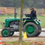 Das 25. Traktorrennen startete wieder pünktlich zum Faschingsbeginn um 11:11 "In Wiesen" am Sportplatz Wolkersdorf. Trotz Kälte und etwas Nebel kamen zahlreiche Besucher um die 19 Traktoren in Action zu sehen. Ungewollte Action gab es für einen Teilnehmer, dem in einer Kurve der Traktor gefährlich zu kippen begann. Geistesgegenwärtig sprang er sofort ab. Leider fuhr der Traktor mit voller Geschwindigkeit unkontrolliert Richtung Straße, wo ein Polizeiauto parkte. Zum Glück stoppte ihn ein dazwischen stehender Baum. Ein Polizeibeamter stoppte sofort den Motor. Zum Glück  hält sich der Schaden in Grenzen. Der Baum wurde händisch wieder aufgerichtet und am Traktor ist ein Scheinwerfer kaputt.