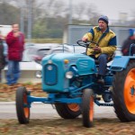 Das 25. Traktorrennen startete wieder pünktlich zum Faschingsbeginn um 11:11 "In Wiesen" am Sportplatz Wolkersdorf. Trotz Kälte und etwas Nebel kamen zahlreiche Besucher um die 19 Traktoren in Action zu sehen. Ungewollte Action gab es für einen Teilnehmer, dem in einer Kurve der Traktor gefährlich zu kippen begann. Geistesgegenwärtig sprang er sofort ab. Leider fuhr der Traktor mit voller Geschwindigkeit unkontrolliert Richtung Straße, wo ein Polizeiauto parkte. Zum Glück stoppte ihn ein dazwischen stehender Baum. Ein Polizeibeamter stoppte sofort den Motor. Zum Glück  hält sich der Schaden in Grenzen. Der Baum wurde händisch wieder aufgerichtet und am Traktor ist ein Scheinwerfer kaputt.