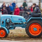 Das 25. Traktorrennen startete wieder pünktlich zum Faschingsbeginn um 11:11 "In Wiesen" am Sportplatz Wolkersdorf. Trotz Kälte und etwas Nebel kamen zahlreiche Besucher um die 19 Traktoren in Action zu sehen. Ungewollte Action gab es für einen Teilnehmer, dem in einer Kurve der Traktor gefährlich zu kippen begann. Geistesgegenwärtig sprang er sofort ab. Leider fuhr der Traktor mit voller Geschwindigkeit unkontrolliert Richtung Straße, wo ein Polizeiauto parkte. Zum Glück stoppte ihn ein dazwischen stehender Baum. Ein Polizeibeamter stoppte sofort den Motor. Zum Glück  hält sich der Schaden in Grenzen. Der Baum wurde händisch wieder aufgerichtet und am Traktor ist ein Scheinwerfer kaputt.