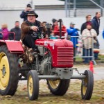 Das 25. Traktorrennen startete wieder pünktlich zum Faschingsbeginn um 11:11 "In Wiesen" am Sportplatz Wolkersdorf. Trotz Kälte und etwas Nebel kamen zahlreiche Besucher um die 19 Traktoren in Action zu sehen. Ungewollte Action gab es für einen Teilnehmer, dem in einer Kurve der Traktor gefährlich zu kippen begann. Geistesgegenwärtig sprang er sofort ab. Leider fuhr der Traktor mit voller Geschwindigkeit unkontrolliert Richtung Straße, wo ein Polizeiauto parkte. Zum Glück stoppte ihn ein dazwischen stehender Baum. Ein Polizeibeamter stoppte sofort den Motor. Zum Glück  hält sich der Schaden in Grenzen. Der Baum wurde händisch wieder aufgerichtet und am Traktor ist ein Scheinwerfer kaputt.