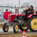 Das 25. Traktorrennen startete wieder pünktlich zum Faschingsbeginn um 11:11 "In Wiesen" am Sportplatz Wolkersdorf. Trotz Kälte und etwas Nebel kamen zahlreiche Besucher um die 19 Traktoren in Action zu sehen. Ungewollte Action gab es für einen Teilnehmer, dem in einer Kurve der Traktor gefährlich zu kippen begann. Geistesgegenwärtig sprang er sofort ab. Leider fuhr der Traktor mit voller Geschwindigkeit unkontrolliert Richtung Straße, wo ein Polizeiauto parkte. Zum Glück stoppte ihn ein dazwischen stehender Baum. Ein Polizeibeamter stoppte sofort den Motor. Zum Glück  hält sich der Schaden in Grenzen. Der Baum wurde händisch wieder aufgerichtet und am Traktor ist ein Scheinwerfer kaputt.