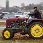 Das 25. Traktorrennen startete wieder pünktlich zum Faschingsbeginn um 11:11 "In Wiesen" am Sportplatz Wolkersdorf. Trotz Kälte und etwas Nebel kamen zahlreiche Besucher um die 19 Traktoren in Action zu sehen. Ungewollte Action gab es für einen Teilnehmer, dem in einer Kurve der Traktor gefährlich zu kippen begann. Geistesgegenwärtig sprang er sofort ab. Leider fuhr der Traktor mit voller Geschwindigkeit unkontrolliert Richtung Straße, wo ein Polizeiauto parkte. Zum Glück stoppte ihn ein dazwischen stehender Baum. Ein Polizeibeamter stoppte sofort den Motor. Zum Glück  hält sich der Schaden in Grenzen. Der Baum wurde händisch wieder aufgerichtet und am Traktor ist ein Scheinwerfer kaputt.