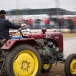 Das 25. Traktorrennen startete wieder pünktlich zum Faschingsbeginn um 11:11 "In Wiesen" am Sportplatz Wolkersdorf. Trotz Kälte und etwas Nebel kamen zahlreiche Besucher um die 19 Traktoren in Action zu sehen. Ungewollte Action gab es für einen Teilnehmer, dem in einer Kurve der Traktor gefährlich zu kippen begann. Geistesgegenwärtig sprang er sofort ab. Leider fuhr der Traktor mit voller Geschwindigkeit unkontrolliert Richtung Straße, wo ein Polizeiauto parkte. Zum Glück stoppte ihn ein dazwischen stehender Baum. Ein Polizeibeamter stoppte sofort den Motor. Zum Glück  hält sich der Schaden in Grenzen. Der Baum wurde händisch wieder aufgerichtet und am Traktor ist ein Scheinwerfer kaputt.