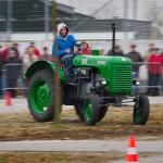 Das 25. Traktorrennen startete wieder pünktlich zum Faschingsbeginn um 11:11 "In Wiesen" am Sportplatz Wolkersdorf. Trotz Kälte und etwas Nebel kamen zahlreiche Besucher um die 19 Traktoren in Action zu sehen. Ungewollte Action gab es für einen Teilnehmer, dem in einer Kurve der Traktor gefährlich zu kippen begann. Geistesgegenwärtig sprang er sofort ab. Leider fuhr der Traktor mit voller Geschwindigkeit unkontrolliert Richtung Straße, wo ein Polizeiauto parkte. Zum Glück stoppte ihn ein dazwischen stehender Baum. Ein Polizeibeamter stoppte sofort den Motor. Zum Glück  hält sich der Schaden in Grenzen. Der Baum wurde händisch wieder aufgerichtet und am Traktor ist ein Scheinwerfer kaputt.