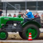 Das 25. Traktorrennen startete wieder pünktlich zum Faschingsbeginn um 11:11 "In Wiesen" am Sportplatz Wolkersdorf. Trotz Kälte und etwas Nebel kamen zahlreiche Besucher um die 19 Traktoren in Action zu sehen. Ungewollte Action gab es für einen Teilnehmer, dem in einer Kurve der Traktor gefährlich zu kippen begann. Geistesgegenwärtig sprang er sofort ab. Leider fuhr der Traktor mit voller Geschwindigkeit unkontrolliert Richtung Straße, wo ein Polizeiauto parkte. Zum Glück stoppte ihn ein dazwischen stehender Baum. Ein Polizeibeamter stoppte sofort den Motor. Zum Glück  hält sich der Schaden in Grenzen. Der Baum wurde händisch wieder aufgerichtet und am Traktor ist ein Scheinwerfer kaputt.