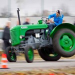 Das 25. Traktorrennen startete wieder pünktlich zum Faschingsbeginn um 11:11 "In Wiesen" am Sportplatz Wolkersdorf. Trotz Kälte und etwas Nebel kamen zahlreiche Besucher um die 19 Traktoren in Action zu sehen. Ungewollte Action gab es für einen Teilnehmer, dem in einer Kurve der Traktor gefährlich zu kippen begann. Geistesgegenwärtig sprang er sofort ab. Leider fuhr der Traktor mit voller Geschwindigkeit unkontrolliert Richtung Straße, wo ein Polizeiauto parkte. Zum Glück stoppte ihn ein dazwischen stehender Baum. Ein Polizeibeamter stoppte sofort den Motor. Zum Glück  hält sich der Schaden in Grenzen. Der Baum wurde händisch wieder aufgerichtet und am Traktor ist ein Scheinwerfer kaputt.