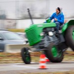 Das 25. Traktorrennen startete wieder pünktlich zum Faschingsbeginn um 11:11 "In Wiesen" am Sportplatz Wolkersdorf. Trotz Kälte und etwas Nebel kamen zahlreiche Besucher um die 19 Traktoren in Action zu sehen. Ungewollte Action gab es für einen Teilnehmer, dem in einer Kurve der Traktor gefährlich zu kippen begann. Geistesgegenwärtig sprang er sofort ab. Leider fuhr der Traktor mit voller Geschwindigkeit unkontrolliert Richtung Straße, wo ein Polizeiauto parkte. Zum Glück stoppte ihn ein dazwischen stehender Baum. Ein Polizeibeamter stoppte sofort den Motor. Zum Glück  hält sich der Schaden in Grenzen. Der Baum wurde händisch wieder aufgerichtet und am Traktor ist ein Scheinwerfer kaputt.