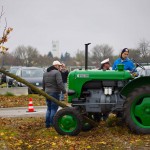 Das 25. Traktorrennen startete wieder pünktlich zum Faschingsbeginn um 11:11 "In Wiesen" am Sportplatz Wolkersdorf. Trotz Kälte und etwas Nebel kamen zahlreiche Besucher um die 19 Traktoren in Action zu sehen. Ungewollte Action gab es für einen Teilnehmer, dem in einer Kurve der Traktor gefährlich zu kippen begann. Geistesgegenwärtig sprang er sofort ab. Leider fuhr der Traktor mit voller Geschwindigkeit unkontrolliert Richtung Straße, wo ein Polizeiauto parkte. Zum Glück stoppte ihn ein dazwischen stehender Baum. Ein Polizeibeamter stoppte sofort den Motor. Zum Glück  hält sich der Schaden in Grenzen. Der Baum wurde händisch wieder aufgerichtet und am Traktor ist ein Scheinwerfer kaputt.