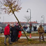 Das 25. Traktorrennen startete wieder pünktlich zum Faschingsbeginn um 11:11 "In Wiesen" am Sportplatz Wolkersdorf. Trotz Kälte und etwas Nebel kamen zahlreiche Besucher um die 19 Traktoren in Action zu sehen. Ungewollte Action gab es für einen Teilnehmer, dem in einer Kurve der Traktor gefährlich zu kippen begann. Geistesgegenwärtig sprang er sofort ab. Leider fuhr der Traktor mit voller Geschwindigkeit unkontrolliert Richtung Straße, wo ein Polizeiauto parkte. Zum Glück stoppte ihn ein dazwischen stehender Baum. Ein Polizeibeamter stoppte sofort den Motor. Zum Glück  hält sich der Schaden in Grenzen. Der Baum wurde händisch wieder aufgerichtet und am Traktor ist ein Scheinwerfer kaputt.