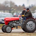 Das 25. Traktorrennen startete wieder pünktlich zum Faschingsbeginn um 11:11 "In Wiesen" am Sportplatz Wolkersdorf. Trotz Kälte und etwas Nebel kamen zahlreiche Besucher um die 19 Traktoren in Action zu sehen. Ungewollte Action gab es für einen Teilnehmer, dem in einer Kurve der Traktor gefährlich zu kippen begann. Geistesgegenwärtig sprang er sofort ab. Leider fuhr der Traktor mit voller Geschwindigkeit unkontrolliert Richtung Straße, wo ein Polizeiauto parkte. Zum Glück stoppte ihn ein dazwischen stehender Baum. Ein Polizeibeamter stoppte sofort den Motor. Zum Glück  hält sich der Schaden in Grenzen. Der Baum wurde händisch wieder aufgerichtet und am Traktor ist ein Scheinwerfer kaputt.