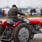 Das 25. Traktorrennen startete wieder pünktlich zum Faschingsbeginn um 11:11 "In Wiesen" am Sportplatz Wolkersdorf. Trotz Kälte und etwas Nebel kamen zahlreiche Besucher um die 19 Traktoren in Action zu sehen. Ungewollte Action gab es für einen Teilnehmer, dem in einer Kurve der Traktor gefährlich zu kippen begann. Geistesgegenwärtig sprang er sofort ab. Leider fuhr der Traktor mit voller Geschwindigkeit unkontrolliert Richtung Straße, wo ein Polizeiauto parkte. Zum Glück stoppte ihn ein dazwischen stehender Baum. Ein Polizeibeamter stoppte sofort den Motor. Zum Glück  hält sich der Schaden in Grenzen. Der Baum wurde händisch wieder aufgerichtet und am Traktor ist ein Scheinwerfer kaputt.