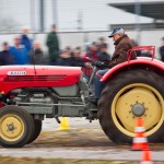 Das 25. Traktorrennen startete wieder pünktlich zum Faschingsbeginn um 11:11 "In Wiesen" am Sportplatz Wolkersdorf. Trotz Kälte und etwas Nebel kamen zahlreiche Besucher um die 19 Traktoren in Action zu sehen. Ungewollte Action gab es für einen Teilnehmer, dem in einer Kurve der Traktor gefährlich zu kippen begann. Geistesgegenwärtig sprang er sofort ab. Leider fuhr der Traktor mit voller Geschwindigkeit unkontrolliert Richtung Straße, wo ein Polizeiauto parkte. Zum Glück stoppte ihn ein dazwischen stehender Baum. Ein Polizeibeamter stoppte sofort den Motor. Zum Glück  hält sich der Schaden in Grenzen. Der Baum wurde händisch wieder aufgerichtet und am Traktor ist ein Scheinwerfer kaputt.