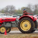 Das 25. Traktorrennen startete wieder pünktlich zum Faschingsbeginn um 11:11 "In Wiesen" am Sportplatz Wolkersdorf. Trotz Kälte und etwas Nebel kamen zahlreiche Besucher um die 19 Traktoren in Action zu sehen. Ungewollte Action gab es für einen Teilnehmer, dem in einer Kurve der Traktor gefährlich zu kippen begann. Geistesgegenwärtig sprang er sofort ab. Leider fuhr der Traktor mit voller Geschwindigkeit unkontrolliert Richtung Straße, wo ein Polizeiauto parkte. Zum Glück stoppte ihn ein dazwischen stehender Baum. Ein Polizeibeamter stoppte sofort den Motor. Zum Glück  hält sich der Schaden in Grenzen. Der Baum wurde händisch wieder aufgerichtet und am Traktor ist ein Scheinwerfer kaputt.