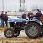 Das 25. Traktorrennen startete wieder pünktlich zum Faschingsbeginn um 11:11 "In Wiesen" am Sportplatz Wolkersdorf. Trotz Kälte und etwas Nebel kamen zahlreiche Besucher um die 19 Traktoren in Action zu sehen. Ungewollte Action gab es für einen Teilnehmer, dem in einer Kurve der Traktor gefährlich zu kippen begann. Geistesgegenwärtig sprang er sofort ab. Leider fuhr der Traktor mit voller Geschwindigkeit unkontrolliert Richtung Straße, wo ein Polizeiauto parkte. Zum Glück stoppte ihn ein dazwischen stehender Baum. Ein Polizeibeamter stoppte sofort den Motor. Zum Glück  hält sich der Schaden in Grenzen. Der Baum wurde händisch wieder aufgerichtet und am Traktor ist ein Scheinwerfer kaputt.