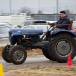 Das 25. Traktorrennen startete wieder pünktlich zum Faschingsbeginn um 11:11 "In Wiesen" am Sportplatz Wolkersdorf. Trotz Kälte und etwas Nebel kamen zahlreiche Besucher um die 19 Traktoren in Action zu sehen. Ungewollte Action gab es für einen Teilnehmer, dem in einer Kurve der Traktor gefährlich zu kippen begann. Geistesgegenwärtig sprang er sofort ab. Leider fuhr der Traktor mit voller Geschwindigkeit unkontrolliert Richtung Straße, wo ein Polizeiauto parkte. Zum Glück stoppte ihn ein dazwischen stehender Baum. Ein Polizeibeamter stoppte sofort den Motor. Zum Glück  hält sich der Schaden in Grenzen. Der Baum wurde händisch wieder aufgerichtet und am Traktor ist ein Scheinwerfer kaputt.