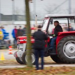 Das 25. Traktorrennen startete wieder pünktlich zum Faschingsbeginn um 11:11 "In Wiesen" am Sportplatz Wolkersdorf. Trotz Kälte und etwas Nebel kamen zahlreiche Besucher um die 19 Traktoren in Action zu sehen. Ungewollte Action gab es für einen Teilnehmer, dem in einer Kurve der Traktor gefährlich zu kippen begann. Geistesgegenwärtig sprang er sofort ab. Leider fuhr der Traktor mit voller Geschwindigkeit unkontrolliert Richtung Straße, wo ein Polizeiauto parkte. Zum Glück stoppte ihn ein dazwischen stehender Baum. Ein Polizeibeamter stoppte sofort den Motor. Zum Glück  hält sich der Schaden in Grenzen. Der Baum wurde händisch wieder aufgerichtet und am Traktor ist ein Scheinwerfer kaputt.