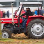 Das 25. Traktorrennen startete wieder pünktlich zum Faschingsbeginn um 11:11 "In Wiesen" am Sportplatz Wolkersdorf. Trotz Kälte und etwas Nebel kamen zahlreiche Besucher um die 19 Traktoren in Action zu sehen. Ungewollte Action gab es für einen Teilnehmer, dem in einer Kurve der Traktor gefährlich zu kippen begann. Geistesgegenwärtig sprang er sofort ab. Leider fuhr der Traktor mit voller Geschwindigkeit unkontrolliert Richtung Straße, wo ein Polizeiauto parkte. Zum Glück stoppte ihn ein dazwischen stehender Baum. Ein Polizeibeamter stoppte sofort den Motor. Zum Glück  hält sich der Schaden in Grenzen. Der Baum wurde händisch wieder aufgerichtet und am Traktor ist ein Scheinwerfer kaputt.