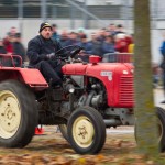 Das 25. Traktorrennen startete wieder pünktlich zum Faschingsbeginn um 11:11 "In Wiesen" am Sportplatz Wolkersdorf. Trotz Kälte und etwas Nebel kamen zahlreiche Besucher um die 19 Traktoren in Action zu sehen. Ungewollte Action gab es für einen Teilnehmer, dem in einer Kurve der Traktor gefährlich zu kippen begann. Geistesgegenwärtig sprang er sofort ab. Leider fuhr der Traktor mit voller Geschwindigkeit unkontrolliert Richtung Straße, wo ein Polizeiauto parkte. Zum Glück stoppte ihn ein dazwischen stehender Baum. Ein Polizeibeamter stoppte sofort den Motor. Zum Glück  hält sich der Schaden in Grenzen. Der Baum wurde händisch wieder aufgerichtet und am Traktor ist ein Scheinwerfer kaputt.