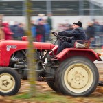 Das 25. Traktorrennen startete wieder pünktlich zum Faschingsbeginn um 11:11 "In Wiesen" am Sportplatz Wolkersdorf. Trotz Kälte und etwas Nebel kamen zahlreiche Besucher um die 19 Traktoren in Action zu sehen. Ungewollte Action gab es für einen Teilnehmer, dem in einer Kurve der Traktor gefährlich zu kippen begann. Geistesgegenwärtig sprang er sofort ab. Leider fuhr der Traktor mit voller Geschwindigkeit unkontrolliert Richtung Straße, wo ein Polizeiauto parkte. Zum Glück stoppte ihn ein dazwischen stehender Baum. Ein Polizeibeamter stoppte sofort den Motor. Zum Glück  hält sich der Schaden in Grenzen. Der Baum wurde händisch wieder aufgerichtet und am Traktor ist ein Scheinwerfer kaputt.