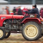 Das 25. Traktorrennen startete wieder pünktlich zum Faschingsbeginn um 11:11 "In Wiesen" am Sportplatz Wolkersdorf. Trotz Kälte und etwas Nebel kamen zahlreiche Besucher um die 19 Traktoren in Action zu sehen. Ungewollte Action gab es für einen Teilnehmer, dem in einer Kurve der Traktor gefährlich zu kippen begann. Geistesgegenwärtig sprang er sofort ab. Leider fuhr der Traktor mit voller Geschwindigkeit unkontrolliert Richtung Straße, wo ein Polizeiauto parkte. Zum Glück stoppte ihn ein dazwischen stehender Baum. Ein Polizeibeamter stoppte sofort den Motor. Zum Glück  hält sich der Schaden in Grenzen. Der Baum wurde händisch wieder aufgerichtet und am Traktor ist ein Scheinwerfer kaputt.