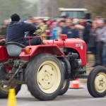 Das 25. Traktorrennen startete wieder pünktlich zum Faschingsbeginn um 11:11 "In Wiesen" am Sportplatz Wolkersdorf. Trotz Kälte und etwas Nebel kamen zahlreiche Besucher um die 19 Traktoren in Action zu sehen. Ungewollte Action gab es für einen Teilnehmer, dem in einer Kurve der Traktor gefährlich zu kippen begann. Geistesgegenwärtig sprang er sofort ab. Leider fuhr der Traktor mit voller Geschwindigkeit unkontrolliert Richtung Straße, wo ein Polizeiauto parkte. Zum Glück stoppte ihn ein dazwischen stehender Baum. Ein Polizeibeamter stoppte sofort den Motor. Zum Glück  hält sich der Schaden in Grenzen. Der Baum wurde händisch wieder aufgerichtet und am Traktor ist ein Scheinwerfer kaputt.