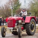 Das 25. Traktorrennen startete wieder pünktlich zum Faschingsbeginn um 11:11 "In Wiesen" am Sportplatz Wolkersdorf. Trotz Kälte und etwas Nebel kamen zahlreiche Besucher um die 19 Traktoren in Action zu sehen. Ungewollte Action gab es für einen Teilnehmer, dem in einer Kurve der Traktor gefährlich zu kippen begann. Geistesgegenwärtig sprang er sofort ab. Leider fuhr der Traktor mit voller Geschwindigkeit unkontrolliert Richtung Straße, wo ein Polizeiauto parkte. Zum Glück stoppte ihn ein dazwischen stehender Baum. Ein Polizeibeamter stoppte sofort den Motor. Zum Glück  hält sich der Schaden in Grenzen. Der Baum wurde händisch wieder aufgerichtet und am Traktor ist ein Scheinwerfer kaputt.