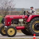 Das 25. Traktorrennen startete wieder pünktlich zum Faschingsbeginn um 11:11 "In Wiesen" am Sportplatz Wolkersdorf. Trotz Kälte und etwas Nebel kamen zahlreiche Besucher um die 19 Traktoren in Action zu sehen. Ungewollte Action gab es für einen Teilnehmer, dem in einer Kurve der Traktor gefährlich zu kippen begann. Geistesgegenwärtig sprang er sofort ab. Leider fuhr der Traktor mit voller Geschwindigkeit unkontrolliert Richtung Straße, wo ein Polizeiauto parkte. Zum Glück stoppte ihn ein dazwischen stehender Baum. Ein Polizeibeamter stoppte sofort den Motor. Zum Glück  hält sich der Schaden in Grenzen. Der Baum wurde händisch wieder aufgerichtet und am Traktor ist ein Scheinwerfer kaputt.