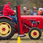 Das 25. Traktorrennen startete wieder pünktlich zum Faschingsbeginn um 11:11 "In Wiesen" am Sportplatz Wolkersdorf. Trotz Kälte und etwas Nebel kamen zahlreiche Besucher um die 19 Traktoren in Action zu sehen. Ungewollte Action gab es für einen Teilnehmer, dem in einer Kurve der Traktor gefährlich zu kippen begann. Geistesgegenwärtig sprang er sofort ab. Leider fuhr der Traktor mit voller Geschwindigkeit unkontrolliert Richtung Straße, wo ein Polizeiauto parkte. Zum Glück stoppte ihn ein dazwischen stehender Baum. Ein Polizeibeamter stoppte sofort den Motor. Zum Glück  hält sich der Schaden in Grenzen. Der Baum wurde händisch wieder aufgerichtet und am Traktor ist ein Scheinwerfer kaputt.