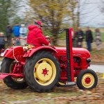 Das 25. Traktorrennen startete wieder pünktlich zum Faschingsbeginn um 11:11 "In Wiesen" am Sportplatz Wolkersdorf. Trotz Kälte und etwas Nebel kamen zahlreiche Besucher um die 19 Traktoren in Action zu sehen. Ungewollte Action gab es für einen Teilnehmer, dem in einer Kurve der Traktor gefährlich zu kippen begann. Geistesgegenwärtig sprang er sofort ab. Leider fuhr der Traktor mit voller Geschwindigkeit unkontrolliert Richtung Straße, wo ein Polizeiauto parkte. Zum Glück stoppte ihn ein dazwischen stehender Baum. Ein Polizeibeamter stoppte sofort den Motor. Zum Glück  hält sich der Schaden in Grenzen. Der Baum wurde händisch wieder aufgerichtet und am Traktor ist ein Scheinwerfer kaputt.