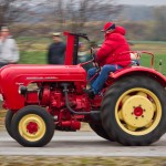 Das 25. Traktorrennen startete wieder pünktlich zum Faschingsbeginn um 11:11 "In Wiesen" am Sportplatz Wolkersdorf. Trotz Kälte und etwas Nebel kamen zahlreiche Besucher um die 19 Traktoren in Action zu sehen. Ungewollte Action gab es für einen Teilnehmer, dem in einer Kurve der Traktor gefährlich zu kippen begann. Geistesgegenwärtig sprang er sofort ab. Leider fuhr der Traktor mit voller Geschwindigkeit unkontrolliert Richtung Straße, wo ein Polizeiauto parkte. Zum Glück stoppte ihn ein dazwischen stehender Baum. Ein Polizeibeamter stoppte sofort den Motor. Zum Glück  hält sich der Schaden in Grenzen. Der Baum wurde händisch wieder aufgerichtet und am Traktor ist ein Scheinwerfer kaputt.