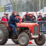 Das 25. Traktorrennen startete wieder pünktlich zum Faschingsbeginn um 11:11 "In Wiesen" am Sportplatz Wolkersdorf. Trotz Kälte und etwas Nebel kamen zahlreiche Besucher um die 19 Traktoren in Action zu sehen. Ungewollte Action gab es für einen Teilnehmer, dem in einer Kurve der Traktor gefährlich zu kippen begann. Geistesgegenwärtig sprang er sofort ab. Leider fuhr der Traktor mit voller Geschwindigkeit unkontrolliert Richtung Straße, wo ein Polizeiauto parkte. Zum Glück stoppte ihn ein dazwischen stehender Baum. Ein Polizeibeamter stoppte sofort den Motor. Zum Glück  hält sich der Schaden in Grenzen. Der Baum wurde händisch wieder aufgerichtet und am Traktor ist ein Scheinwerfer kaputt.