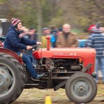 Das 25. Traktorrennen startete wieder pünktlich zum Faschingsbeginn um 11:11 "In Wiesen" am Sportplatz Wolkersdorf. Trotz Kälte und etwas Nebel kamen zahlreiche Besucher um die 19 Traktoren in Action zu sehen. Ungewollte Action gab es für einen Teilnehmer, dem in einer Kurve der Traktor gefährlich zu kippen begann. Geistesgegenwärtig sprang er sofort ab. Leider fuhr der Traktor mit voller Geschwindigkeit unkontrolliert Richtung Straße, wo ein Polizeiauto parkte. Zum Glück stoppte ihn ein dazwischen stehender Baum. Ein Polizeibeamter stoppte sofort den Motor. Zum Glück  hält sich der Schaden in Grenzen. Der Baum wurde händisch wieder aufgerichtet und am Traktor ist ein Scheinwerfer kaputt.