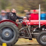 Das 25. Traktorrennen startete wieder pünktlich zum Faschingsbeginn um 11:11 "In Wiesen" am Sportplatz Wolkersdorf. Trotz Kälte und etwas Nebel kamen zahlreiche Besucher um die 19 Traktoren in Action zu sehen. Ungewollte Action gab es für einen Teilnehmer, dem in einer Kurve der Traktor gefährlich zu kippen begann. Geistesgegenwärtig sprang er sofort ab. Leider fuhr der Traktor mit voller Geschwindigkeit unkontrolliert Richtung Straße, wo ein Polizeiauto parkte. Zum Glück stoppte ihn ein dazwischen stehender Baum. Ein Polizeibeamter stoppte sofort den Motor. Zum Glück  hält sich der Schaden in Grenzen. Der Baum wurde händisch wieder aufgerichtet und am Traktor ist ein Scheinwerfer kaputt.