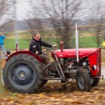 Das 25. Traktorrennen startete wieder pünktlich zum Faschingsbeginn um 11:11 "In Wiesen" am Sportplatz Wolkersdorf. Trotz Kälte und etwas Nebel kamen zahlreiche Besucher um die 19 Traktoren in Action zu sehen. Ungewollte Action gab es für einen Teilnehmer, dem in einer Kurve der Traktor gefährlich zu kippen begann. Geistesgegenwärtig sprang er sofort ab. Leider fuhr der Traktor mit voller Geschwindigkeit unkontrolliert Richtung Straße, wo ein Polizeiauto parkte. Zum Glück stoppte ihn ein dazwischen stehender Baum. Ein Polizeibeamter stoppte sofort den Motor. Zum Glück  hält sich der Schaden in Grenzen. Der Baum wurde händisch wieder aufgerichtet und am Traktor ist ein Scheinwerfer kaputt.