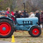 Das 25. Traktorrennen startete wieder pünktlich zum Faschingsbeginn um 11:11 "In Wiesen" am Sportplatz Wolkersdorf. Trotz Kälte und etwas Nebel kamen zahlreiche Besucher um die 19 Traktoren in Action zu sehen. Ungewollte Action gab es für einen Teilnehmer, dem in einer Kurve der Traktor gefährlich zu kippen begann. Geistesgegenwärtig sprang er sofort ab. Leider fuhr der Traktor mit voller Geschwindigkeit unkontrolliert Richtung Straße, wo ein Polizeiauto parkte. Zum Glück stoppte ihn ein dazwischen stehender Baum. Ein Polizeibeamter stoppte sofort den Motor. Zum Glück  hält sich der Schaden in Grenzen. Der Baum wurde händisch wieder aufgerichtet und am Traktor ist ein Scheinwerfer kaputt.