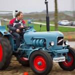 Das 25. Traktorrennen startete wieder pünktlich zum Faschingsbeginn um 11:11 "In Wiesen" am Sportplatz Wolkersdorf. Trotz Kälte und etwas Nebel kamen zahlreiche Besucher um die 19 Traktoren in Action zu sehen. Ungewollte Action gab es für einen Teilnehmer, dem in einer Kurve der Traktor gefährlich zu kippen begann. Geistesgegenwärtig sprang er sofort ab. Leider fuhr der Traktor mit voller Geschwindigkeit unkontrolliert Richtung Straße, wo ein Polizeiauto parkte. Zum Glück stoppte ihn ein dazwischen stehender Baum. Ein Polizeibeamter stoppte sofort den Motor. Zum Glück  hält sich der Schaden in Grenzen. Der Baum wurde händisch wieder aufgerichtet und am Traktor ist ein Scheinwerfer kaputt.