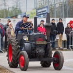 Das 25. Traktorrennen startete wieder pünktlich zum Faschingsbeginn um 11:11 "In Wiesen" am Sportplatz Wolkersdorf. Trotz Kälte und etwas Nebel kamen zahlreiche Besucher um die 19 Traktoren in Action zu sehen. Ungewollte Action gab es für einen Teilnehmer, dem in einer Kurve der Traktor gefährlich zu kippen begann. Geistesgegenwärtig sprang er sofort ab. Leider fuhr der Traktor mit voller Geschwindigkeit unkontrolliert Richtung Straße, wo ein Polizeiauto parkte. Zum Glück stoppte ihn ein dazwischen stehender Baum. Ein Polizeibeamter stoppte sofort den Motor. Zum Glück  hält sich der Schaden in Grenzen. Der Baum wurde händisch wieder aufgerichtet und am Traktor ist ein Scheinwerfer kaputt.