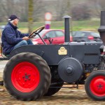 Das 25. Traktorrennen startete wieder pünktlich zum Faschingsbeginn um 11:11 "In Wiesen" am Sportplatz Wolkersdorf. Trotz Kälte und etwas Nebel kamen zahlreiche Besucher um die 19 Traktoren in Action zu sehen. Ungewollte Action gab es für einen Teilnehmer, dem in einer Kurve der Traktor gefährlich zu kippen begann. Geistesgegenwärtig sprang er sofort ab. Leider fuhr der Traktor mit voller Geschwindigkeit unkontrolliert Richtung Straße, wo ein Polizeiauto parkte. Zum Glück stoppte ihn ein dazwischen stehender Baum. Ein Polizeibeamter stoppte sofort den Motor. Zum Glück  hält sich der Schaden in Grenzen. Der Baum wurde händisch wieder aufgerichtet und am Traktor ist ein Scheinwerfer kaputt.