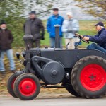 Das 25. Traktorrennen startete wieder pünktlich zum Faschingsbeginn um 11:11 "In Wiesen" am Sportplatz Wolkersdorf. Trotz Kälte und etwas Nebel kamen zahlreiche Besucher um die 19 Traktoren in Action zu sehen. Ungewollte Action gab es für einen Teilnehmer, dem in einer Kurve der Traktor gefährlich zu kippen begann. Geistesgegenwärtig sprang er sofort ab. Leider fuhr der Traktor mit voller Geschwindigkeit unkontrolliert Richtung Straße, wo ein Polizeiauto parkte. Zum Glück stoppte ihn ein dazwischen stehender Baum. Ein Polizeibeamter stoppte sofort den Motor. Zum Glück  hält sich der Schaden in Grenzen. Der Baum wurde händisch wieder aufgerichtet und am Traktor ist ein Scheinwerfer kaputt.