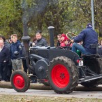 Das 25. Traktorrennen startete wieder pünktlich zum Faschingsbeginn um 11:11 "In Wiesen" am Sportplatz Wolkersdorf. Trotz Kälte und etwas Nebel kamen zahlreiche Besucher um die 19 Traktoren in Action zu sehen. Ungewollte Action gab es für einen Teilnehmer, dem in einer Kurve der Traktor gefährlich zu kippen begann. Geistesgegenwärtig sprang er sofort ab. Leider fuhr der Traktor mit voller Geschwindigkeit unkontrolliert Richtung Straße, wo ein Polizeiauto parkte. Zum Glück stoppte ihn ein dazwischen stehender Baum. Ein Polizeibeamter stoppte sofort den Motor. Zum Glück  hält sich der Schaden in Grenzen. Der Baum wurde händisch wieder aufgerichtet und am Traktor ist ein Scheinwerfer kaputt.