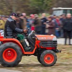 Das 25. Traktorrennen startete wieder pünktlich zum Faschingsbeginn um 11:11 "In Wiesen" am Sportplatz Wolkersdorf. Trotz Kälte und etwas Nebel kamen zahlreiche Besucher um die 19 Traktoren in Action zu sehen. Ungewollte Action gab es für einen Teilnehmer, dem in einer Kurve der Traktor gefährlich zu kippen begann. Geistesgegenwärtig sprang er sofort ab. Leider fuhr der Traktor mit voller Geschwindigkeit unkontrolliert Richtung Straße, wo ein Polizeiauto parkte. Zum Glück stoppte ihn ein dazwischen stehender Baum. Ein Polizeibeamter stoppte sofort den Motor. Zum Glück  hält sich der Schaden in Grenzen. Der Baum wurde händisch wieder aufgerichtet und am Traktor ist ein Scheinwerfer kaputt.