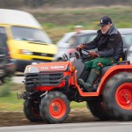 Das 25. Traktorrennen startete wieder pünktlich zum Faschingsbeginn um 11:11 "In Wiesen" am Sportplatz Wolkersdorf. Trotz Kälte und etwas Nebel kamen zahlreiche Besucher um die 19 Traktoren in Action zu sehen. Ungewollte Action gab es für einen Teilnehmer, dem in einer Kurve der Traktor gefährlich zu kippen begann. Geistesgegenwärtig sprang er sofort ab. Leider fuhr der Traktor mit voller Geschwindigkeit unkontrolliert Richtung Straße, wo ein Polizeiauto parkte. Zum Glück stoppte ihn ein dazwischen stehender Baum. Ein Polizeibeamter stoppte sofort den Motor. Zum Glück  hält sich der Schaden in Grenzen. Der Baum wurde händisch wieder aufgerichtet und am Traktor ist ein Scheinwerfer kaputt.