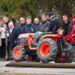 Das 25. Traktorrennen startete wieder pünktlich zum Faschingsbeginn um 11:11 "In Wiesen" am Sportplatz Wolkersdorf. Trotz Kälte und etwas Nebel kamen zahlreiche Besucher um die 19 Traktoren in Action zu sehen. Ungewollte Action gab es für einen Teilnehmer, dem in einer Kurve der Traktor gefährlich zu kippen begann. Geistesgegenwärtig sprang er sofort ab. Leider fuhr der Traktor mit voller Geschwindigkeit unkontrolliert Richtung Straße, wo ein Polizeiauto parkte. Zum Glück stoppte ihn ein dazwischen stehender Baum. Ein Polizeibeamter stoppte sofort den Motor. Zum Glück  hält sich der Schaden in Grenzen. Der Baum wurde händisch wieder aufgerichtet und am Traktor ist ein Scheinwerfer kaputt.