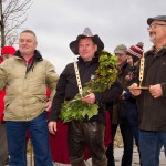 Das 25. Traktorrennen startete wieder pünktlich zum Faschingsbeginn um 11:11 "In Wiesen" am Sportplatz Wolkersdorf. Trotz Kälte und etwas Nebel kamen zahlreiche Besucher um die 19 Traktoren in Action zu sehen. Ungewollte Action gab es für einen Teilnehmer, dem in einer Kurve der Traktor gefährlich zu kippen begann. Geistesgegenwärtig sprang er sofort ab. Leider fuhr der Traktor mit voller Geschwindigkeit unkontrolliert Richtung Straße, wo ein Polizeiauto parkte. Zum Glück stoppte ihn ein dazwischen stehender Baum. Ein Polizeibeamter stoppte sofort den Motor. Zum Glück  hält sich der Schaden in Grenzen. Der Baum wurde händisch wieder aufgerichtet und am Traktor ist ein Scheinwerfer kaputt.