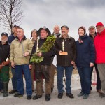 Das 25. Traktorrennen startete wieder pünktlich zum Faschingsbeginn um 11:11 "In Wiesen" am Sportplatz Wolkersdorf. Trotz Kälte und etwas Nebel kamen zahlreiche Besucher um die 19 Traktoren in Action zu sehen. Ungewollte Action gab es für einen Teilnehmer, dem in einer Kurve der Traktor gefährlich zu kippen begann. Geistesgegenwärtig sprang er sofort ab. Leider fuhr der Traktor mit voller Geschwindigkeit unkontrolliert Richtung Straße, wo ein Polizeiauto parkte. Zum Glück stoppte ihn ein dazwischen stehender Baum. Ein Polizeibeamter stoppte sofort den Motor. Zum Glück  hält sich der Schaden in Grenzen. Der Baum wurde händisch wieder aufgerichtet und am Traktor ist ein Scheinwerfer kaputt.